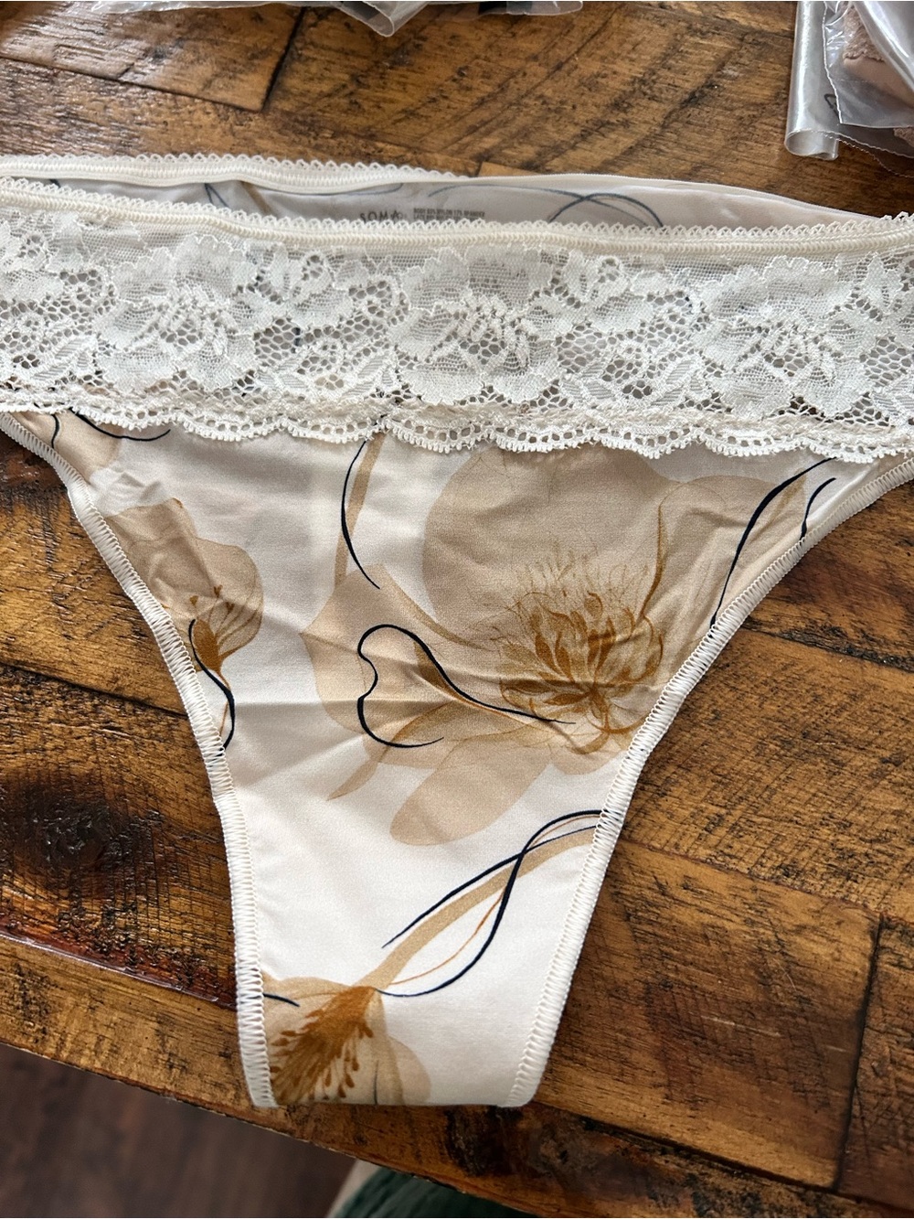 5 pr lot Soma NWT Lace-Trim Floral thong Panty in Cream L tag free